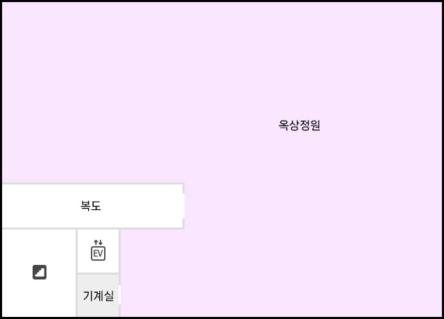 계단 오른쪽으로 엘리베이터와 기계실이 있고, 그 앞 복도 밖으로 옥상정원이 있다.