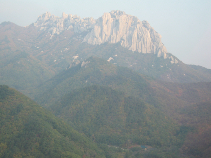 설악산, 청동좌불상-신흥사-흔들바위