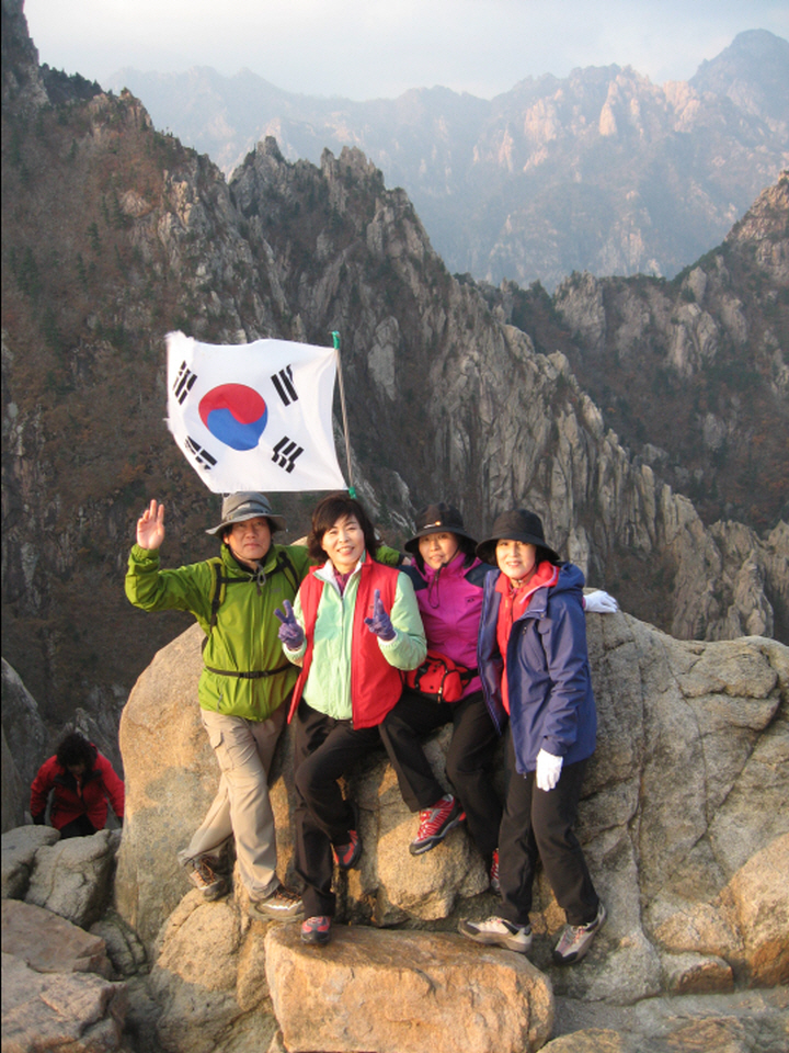 설악산  비선대에서 태극기는 펄럭이고...